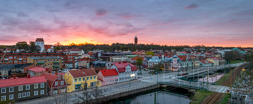 Vy över stadskärnan från Snäckebacken. En bild tagen vid soluppgång, himlen är röd, en ny dag stundar i staden.