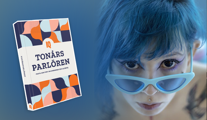 Tjej med coola glasögon och blått hår. Bilden visar även boken tonårsparlören.