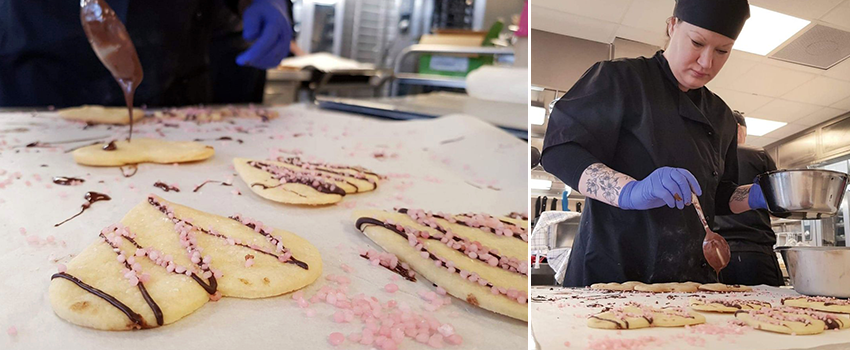Linda Wenström bakar mördegskaka i hjärtanform som dekoreras med choklad och rosa strössel. 