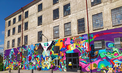 Graffiti på brukets fasad målad 2013