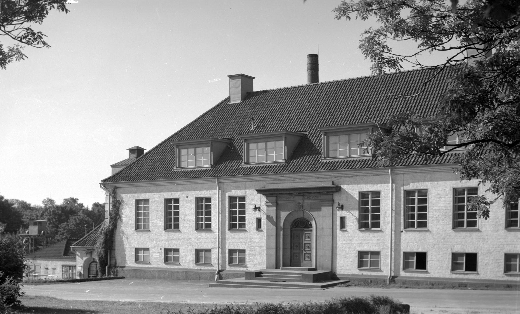 Fotografi av entrébyggnaden till Kockums Jernverks AB i Kallinge. Fotografi av Oskar Ekholm i Blekinge museums arkiv.