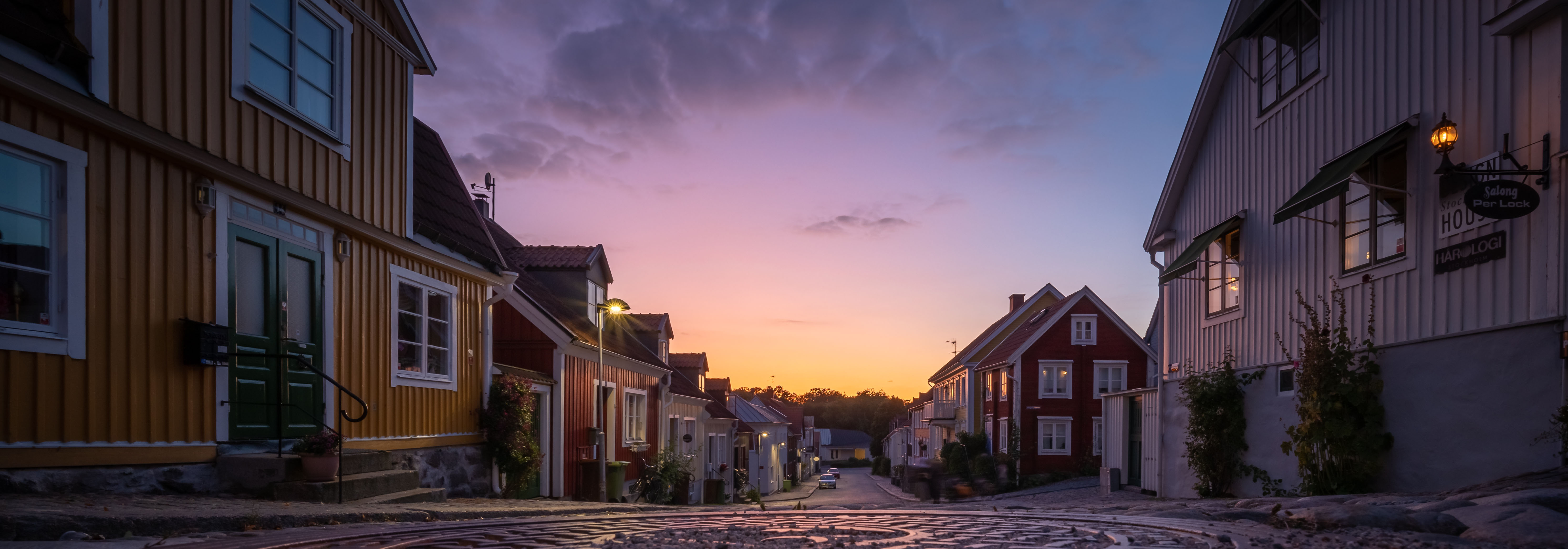 Vy från gamla delen av Ronneby, kvarteret Bergslagen, gata i solnedgång