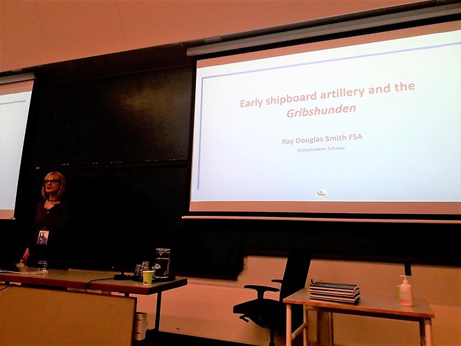 Kay smith presenterar sin forskning kring gribshundens artilleri på konferensen ikuwa7