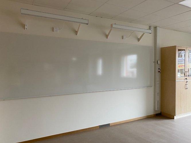 whiteboardtavla i ett klassrum