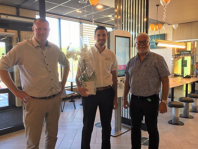 Kommunstyrelsens ordförande Roger Fredriksson och näringslivschef Torbjörn Lind gratulerar till invigningen av nya McDonalds restaurangen i området Viggen
