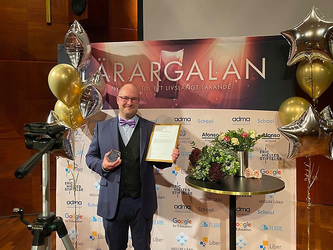 Fredrik "Frippe" Johansson tar emot priset för årets nytänkare på Lärargalan 2019. 