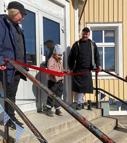 Det nya köket och skolrestaurangen invigdes genom att Nova Håkansson klippte det röda bandet. På bilden syns även Yvonne Andersson och Mattias Blomqvist som jobbar i köket på Saxemara skolan.