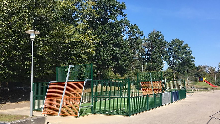 Espedalsskolans övre skolgård med fotbollsplan och skogen i bakgrunden