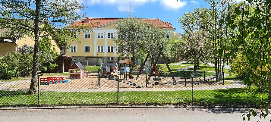 Nyponhusets förskola i Johannishus, extreör på byggnaden från vägen utanför.